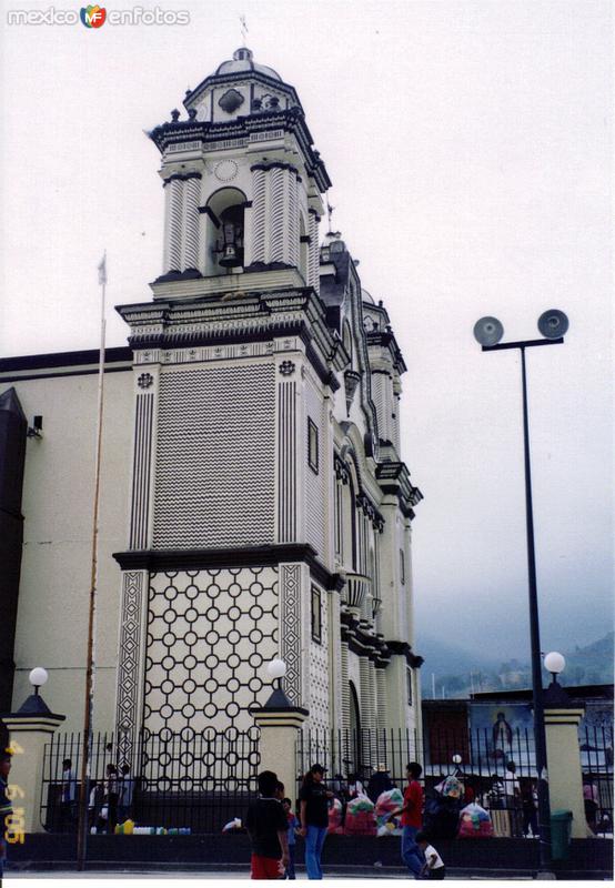 Fotos de Santa Catarina Juquila, Oaxaca: Vista lateral de la parroquia de la Virgen de Juquila. Santa Catarina Juquila, Oaxaca