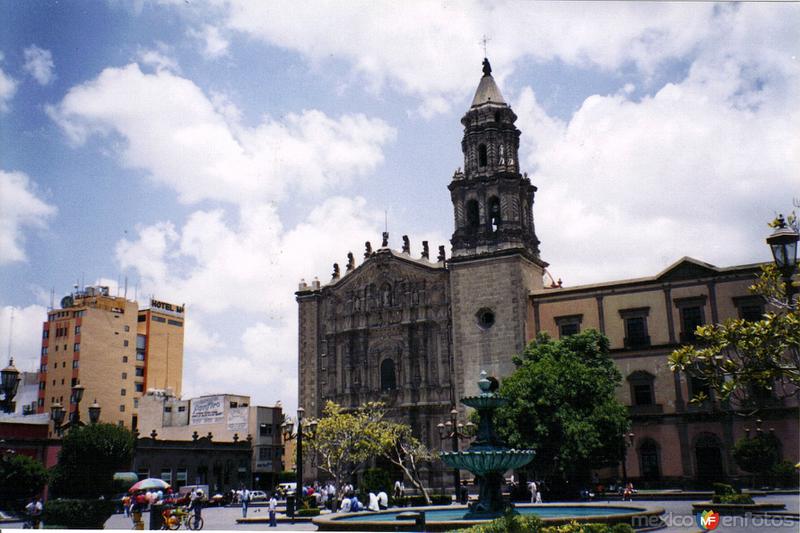 Fotos de San Luis Potosi, San Luis Potosi: Plaza y templo del Carmen de estilo barroco. San Luis Potosí, SLP