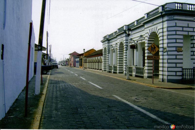 Fotos de Tlacotalpan, Veracruz: Calle típica con portales en el centro de Tlacotalpan, Veracruz