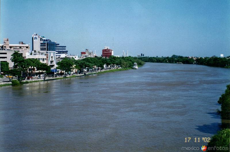 Fotos de Villahermosa, Tabasco: Río Grijalva cercano a su nivel crítico de desbordamiento. Villahermosa, Tabasco