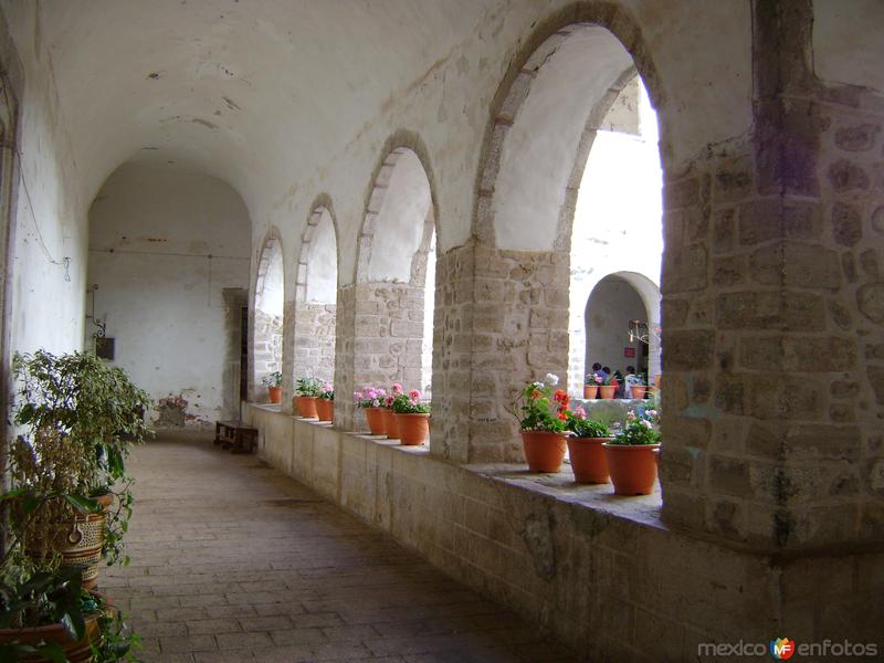 Fotos de Acatlán, Hidalgo: Pasillo del claustro bajo del ex-convento de San Miguel. Acatlán, Hidalgo