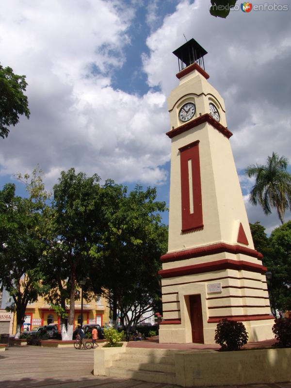 Fotos de Umán, Yucatán: Reloj en la plaza principal