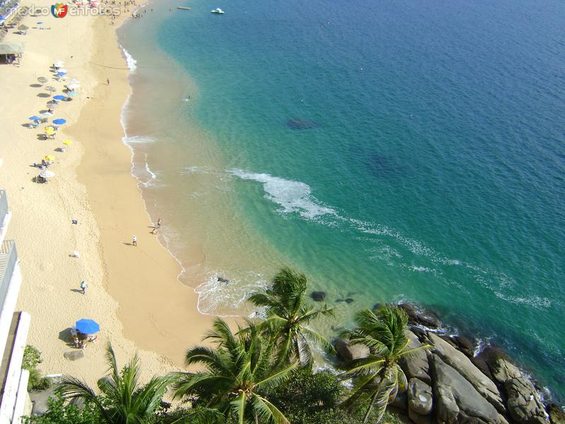 Fotos de Acapulco, Guerrero: La Bahía de Santa Lucía desde el Hotel Fiesta Inn. Acapulco, Gro