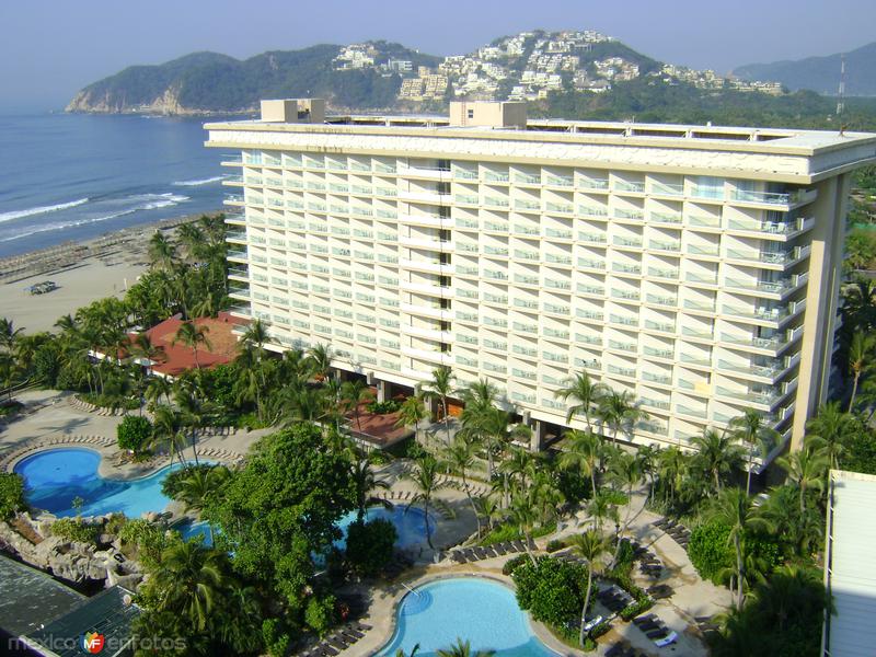 Fotos de Acapulco, Guerrero: Albercas del Hotel Pierre Marqués y al fondo Punta Diamante. Acapulco, Gro