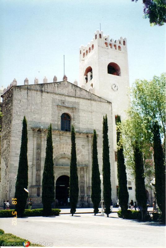 Fotos de Actopan, Hidalgo: Fachada de piedra labrada de estilo plateresco. Ex-convento de Actopan, Hgo. 2002