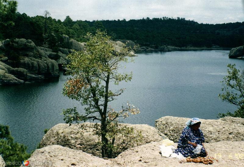 Fotos de Creel, Chihuahua: Indígena Tarahumara en el Lago de Arareco, Chihuahua. 2002