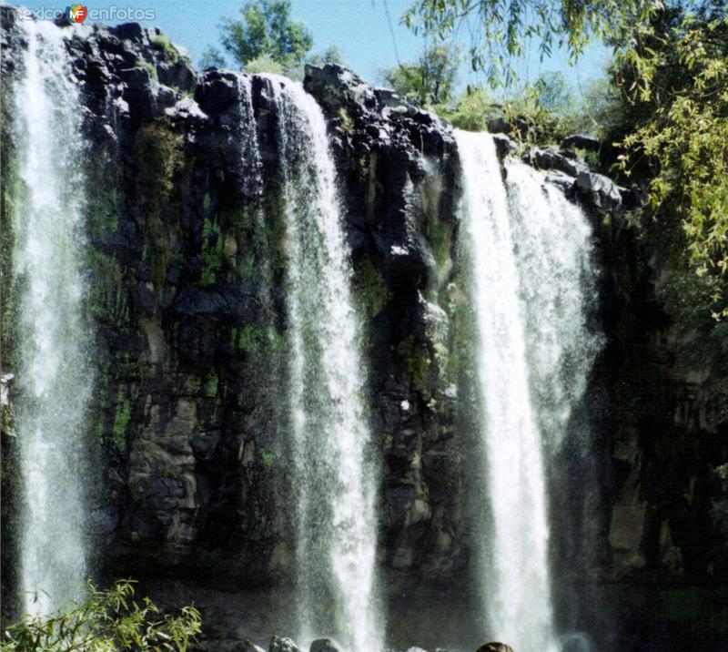 Fotos de Santa María Atlihuetzía, Tlaxcala: Cascada de 30 mts. de altura. Santa María Atlihuetzía, Tlaxcala. 1995