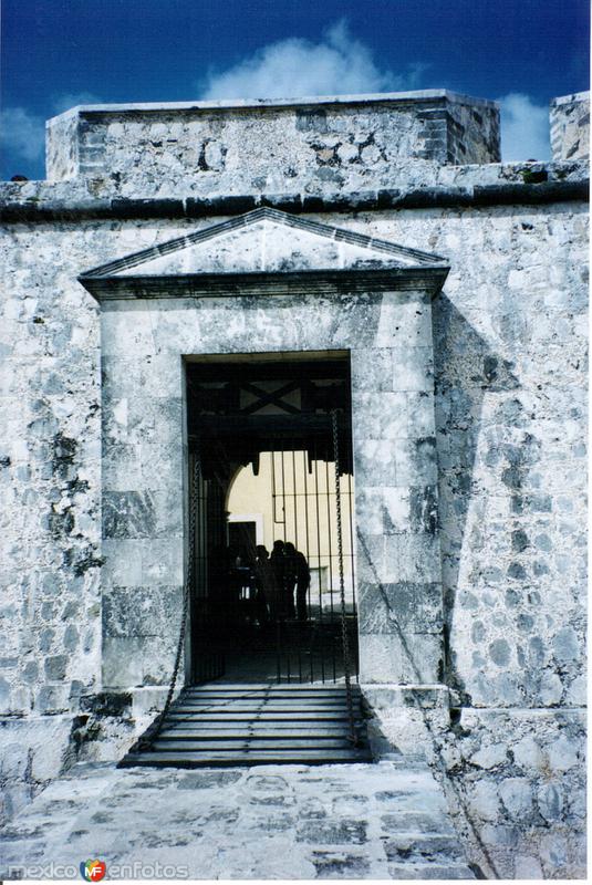 Fotos de Campeche, Campeche: Entrada al Fuerte de San Miguel, siglo XVIII. Campeche, Campeche. 2004