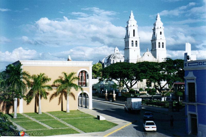 Fotos de Campeche, Campeche: Parque central y catedral de Nuestra Señora de la Inmaculada Concepción. Campeche, Campeche. 2004