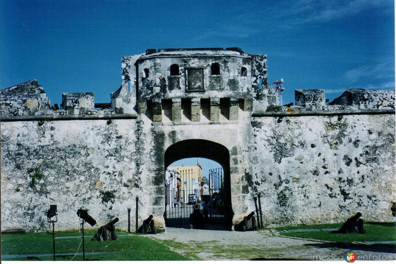 Fotos de Campeche, Campeche: Puerta de Tierra y cañones del siglo XVIII. Campeche, Campeche. 2004