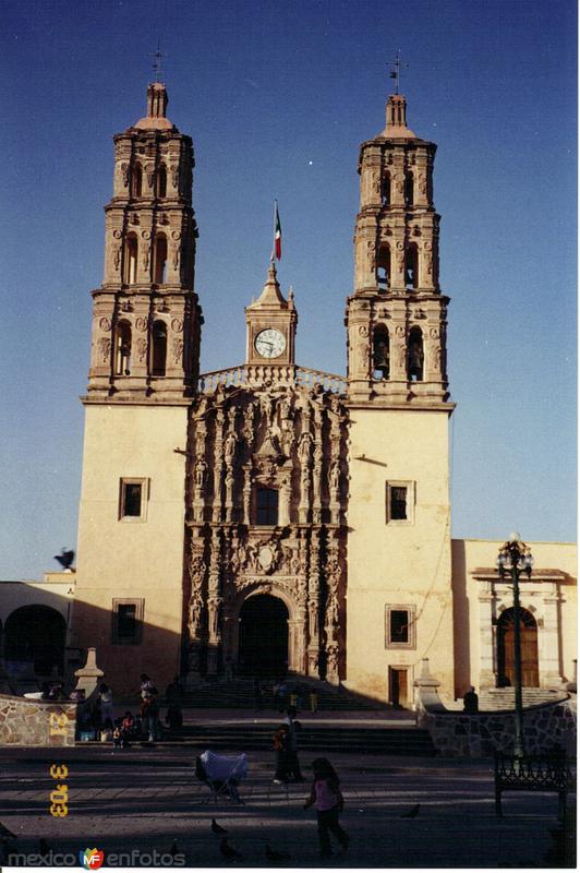 Fotos de Dolores Hidalgo, Guanajuato: Parroquia de Nuestra Señora de los Dolores (siglo XVIII). Dolores Hidalgo, Gto. 2003