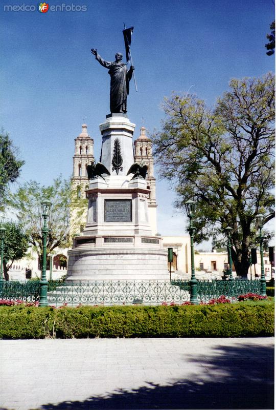 Fotos de Dolores Hidalgo, Guanajuato: Monumento a Miguel Hidalgo y al fondo la parroquia de Dolores Hidalgo, Gto. 2000