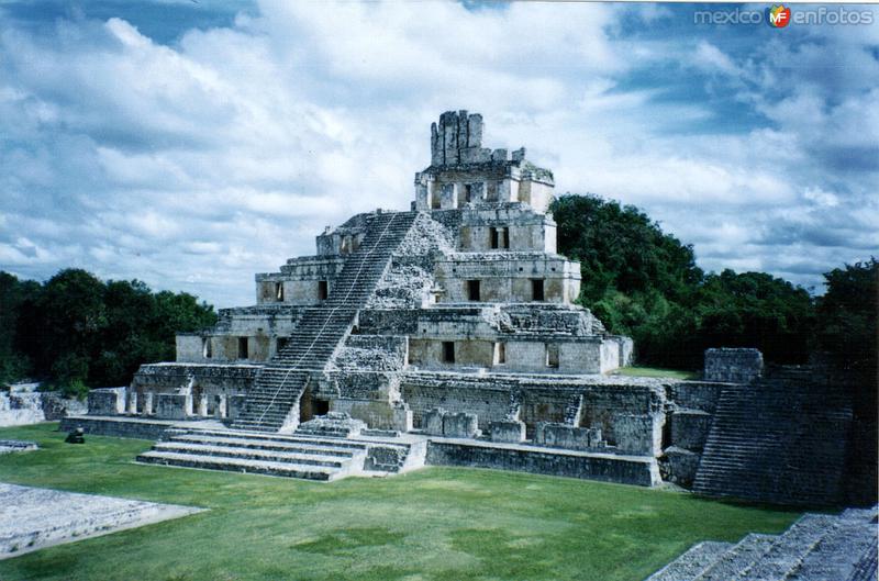 Fotos de Edzna, Campeche: Edificio de los cinco pisos. Edzná, Campeche. 2004