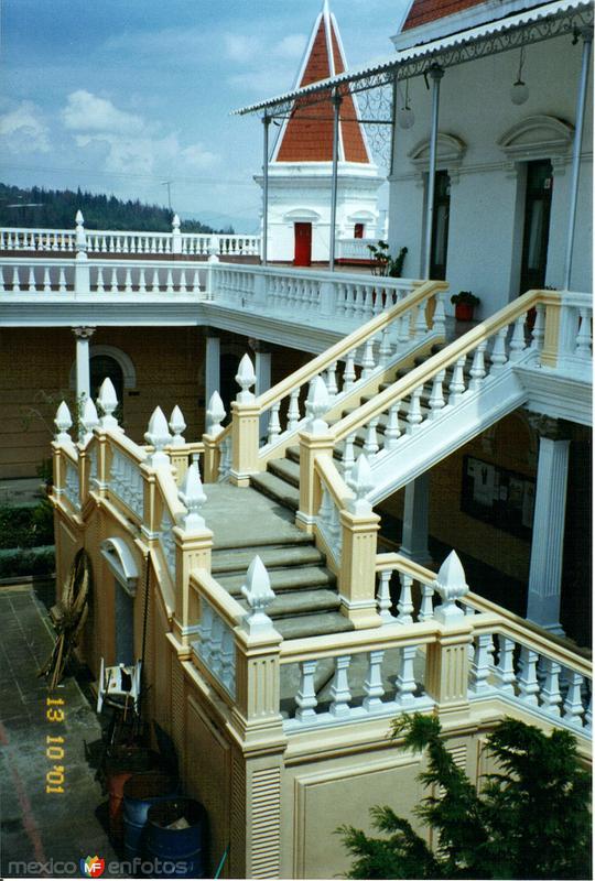 Fotos de El Oro, México: Palacio municipal de estilo porfirista, siglo XX. El Oro, Edo. de México. 2001