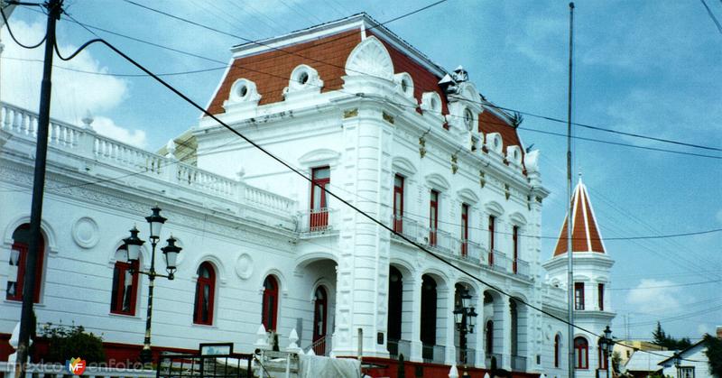 Fotos de El Oro, México: El palacio municipal, principios del siglo XX. El Oro, Edo de México. 2001