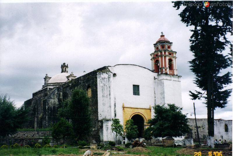 Fotos de Hueyapan, Morelos: Cementerio en el atrio del ex-convento del siglo XVI. Hueyapan, Morelos. 2006