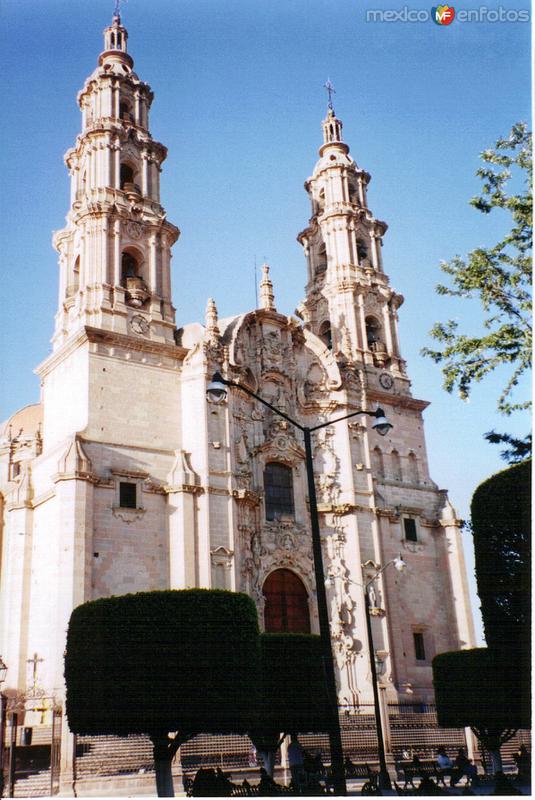 Fotos de Lagos De Moreno, Jalisco: Parroquia de estilo barroco (1784). Lagos de Moreno, Jalisco. 2003