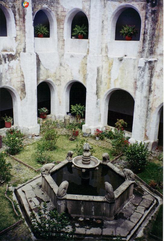 Fotos de Ocuituco, Morelos: Fuente y claustro del siglo XVI. Ex-convento de Ocuituco, Morelos. 2004