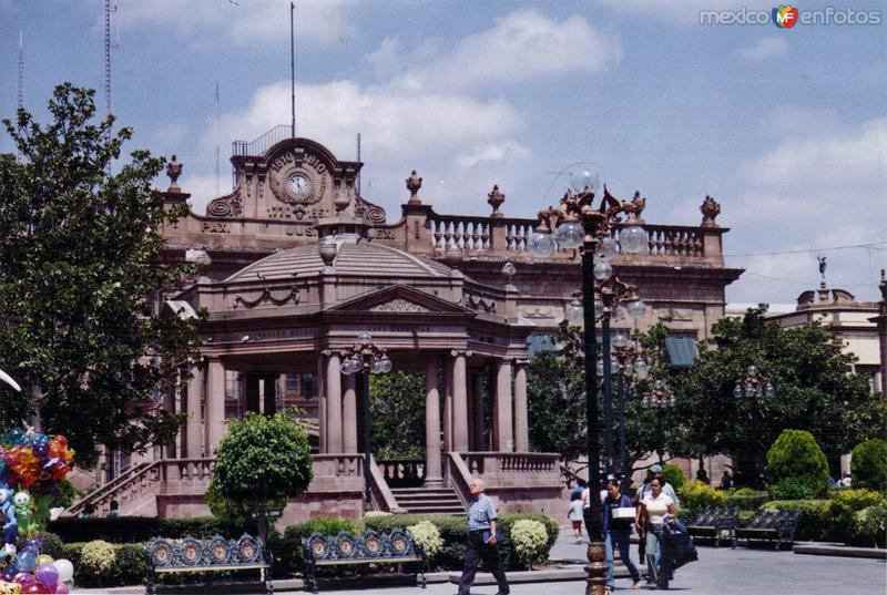 Fotos de San Luis Potosi, San Luis Potosi: Kiosco y Palacio de Gobierno (siglo XVIII). San Luis Potosí. 2003