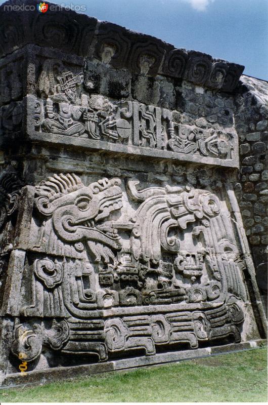 Fotos de Xochicalco, Morelos: Relieve de la pirámide de la serpiente emplumada. Xochicalco. 2004