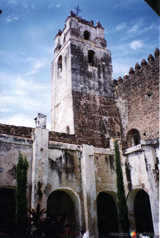 Fotos de Yecapixtla, Morelos: Torre y claustro del ex-convento agustino del siglo XVI. Yecapixtla. 2004