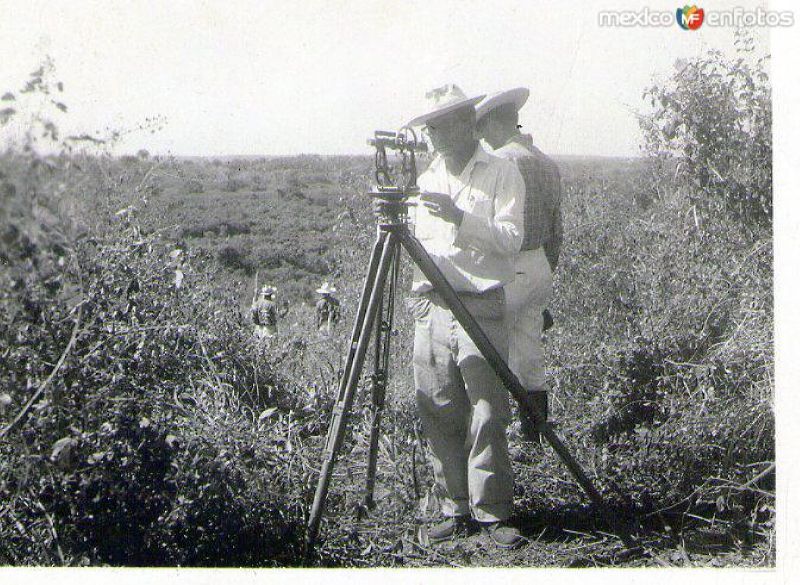 Fotos de Loma Bonita, Oaxaca: Trazando Nueva carretera en 1953