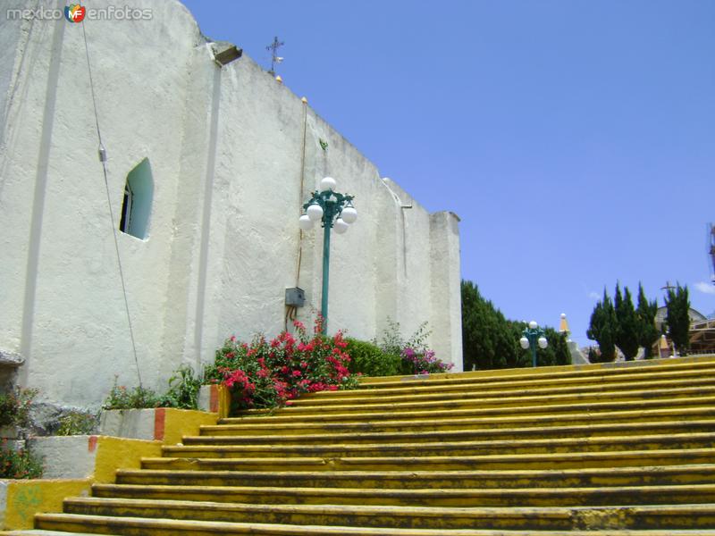 Fotos de San Bartolomé Tenango, Tlaxcala: Fachada lateral de la parroquia de San Bartolomé Tenango. Junio/2011