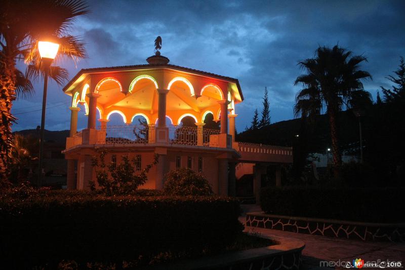 Fotos de San Sebastián Tecomaxtlahuaca, Oaxaca: Kiosko Iluminado