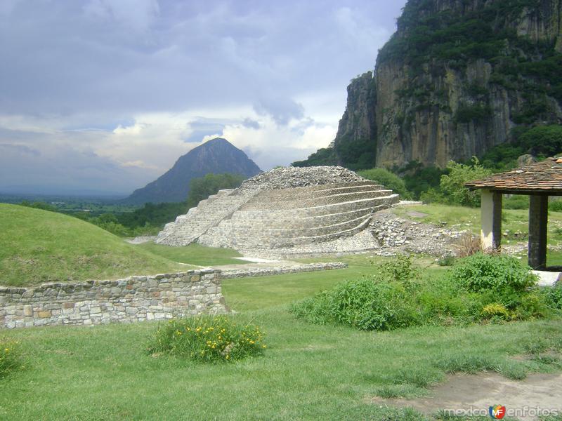 Fotos de Chalcatzingo, Morelos: Basamento piramidal. Zona arqueológica de Chalcatzingo. Agosto/2011