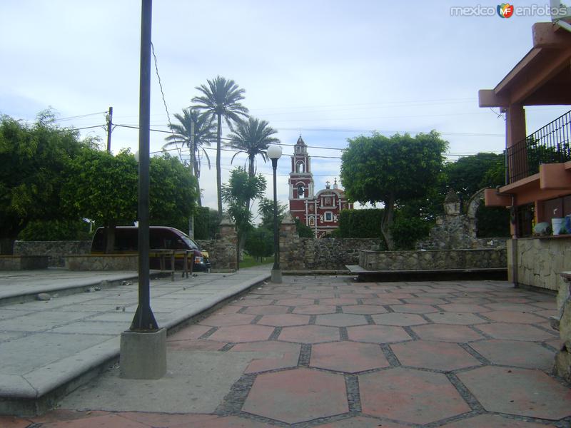 Fotos de Chalcatzingo, Morelos: Templo de San Mateo (Siglo XVIII) y plaza central de Chalcatzingo. Agosto/2011