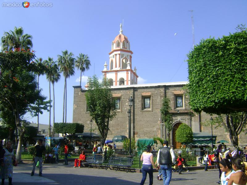 Fotos de Tlaquepaque, Jalisco: Plaza Central y Templo de San Pedro. Tlaquepaque. Octubre/2011