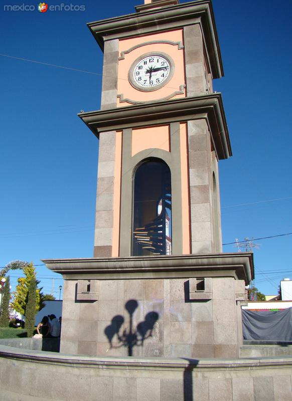 Fotos de San Lucas Tecopilco, Tlaxcala: TORRE Y RELOJ EN SAN LUCAS TECOPILCO. OTOÑO DEL 2011