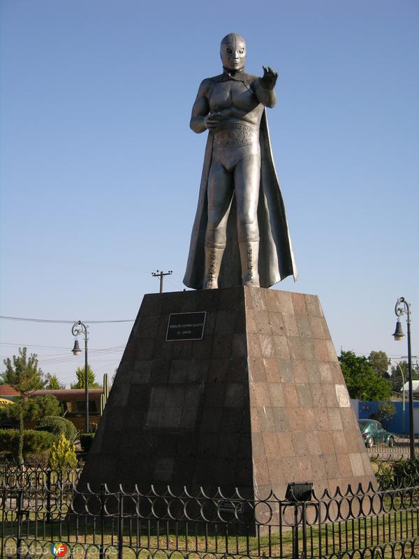 Fotos de Tulancingo, Hidalgo: Monumento al Santo (El enmascarado de plata)