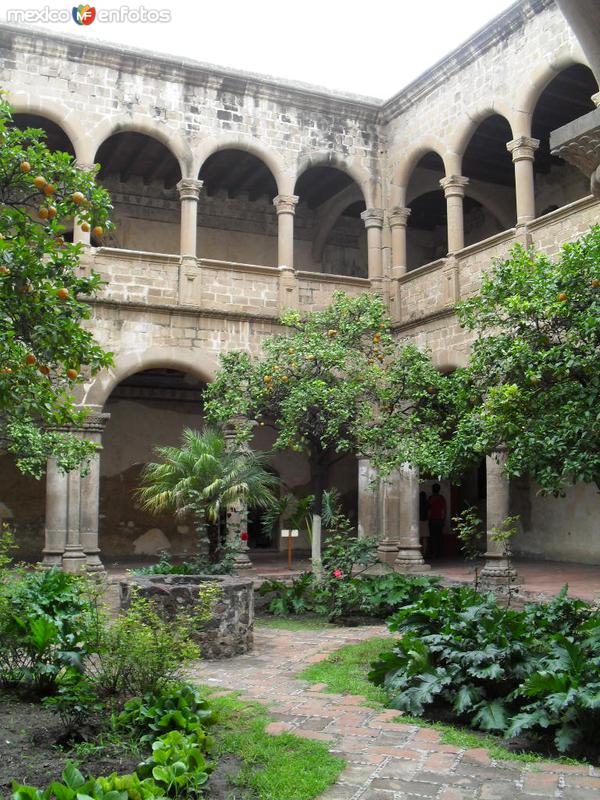 Fotos de Acolman, México: Otra vista del patio y andadores del convento