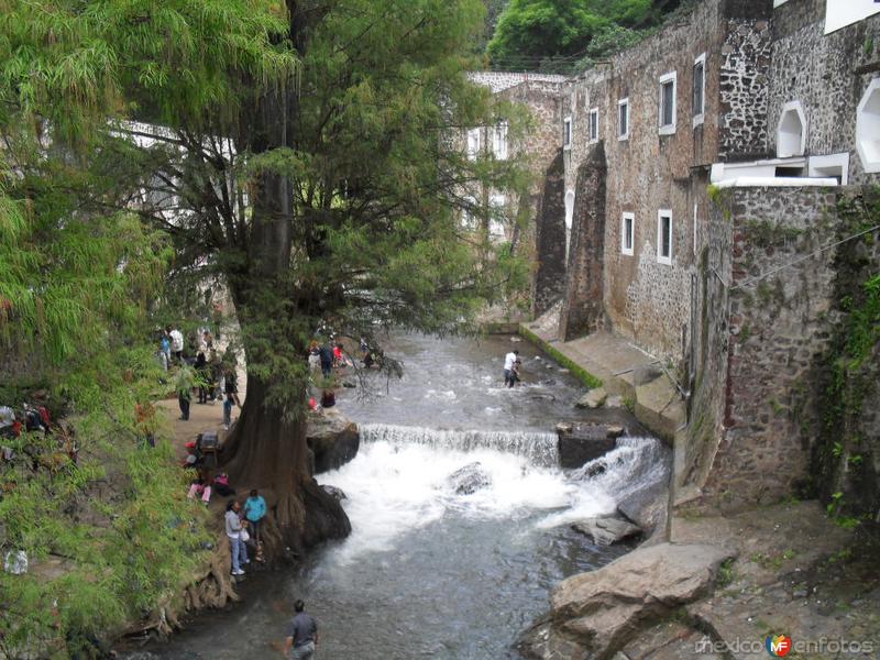 Fotos de Chalma, México: El rio a un costado de la iglesia