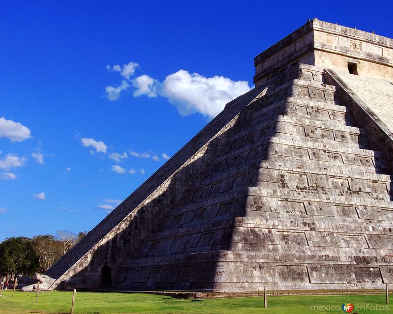 Fotos de Chichén Itzá, Yucatán: Kukulkán descendiendo en Chichén Itzá / Mayas 2012