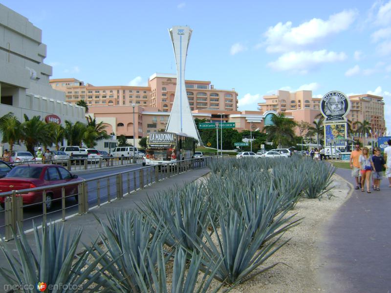 Fotos de Cancún, Quintana Roo: Blvd. Kukulcan en Punta Cancún. Abril/2012