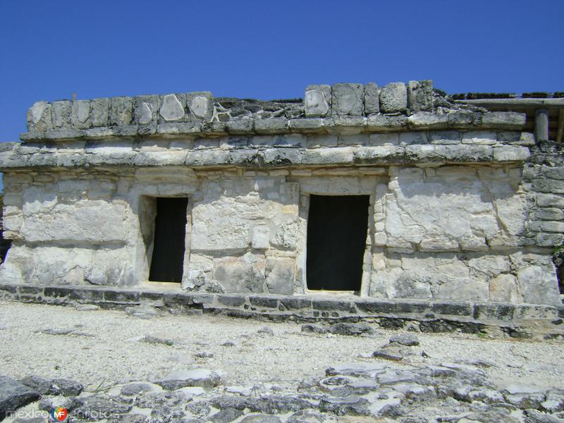 Fotos de Cancún, Quintana Roo: Basamento piramidal en la zona arqueológica 