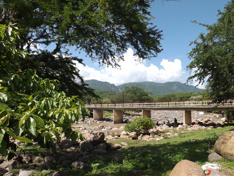 Fotos de Atetetla, Guerrero: Puente sobre el arroyo Tepecoacuilco. Atetetla, Gro. Julio/2012