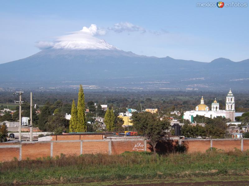 Fotos de San Juán Huactzinco, Tlaxcala: Parroquia de Huactzinco y el volcán Popocatépetl. Julio/2012