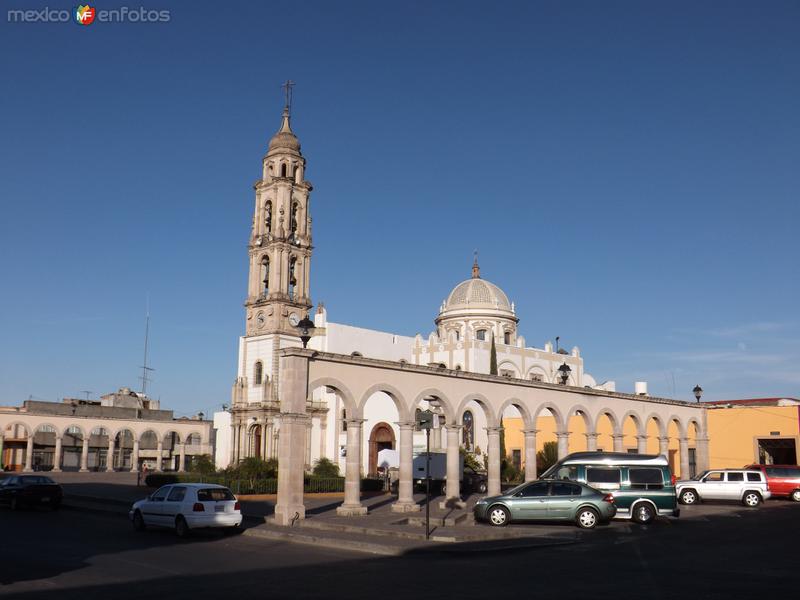 Fotos de Uriangato, Guanajuato: Arcos y parroquia de Uriangato, Gto. Noviembre/2012