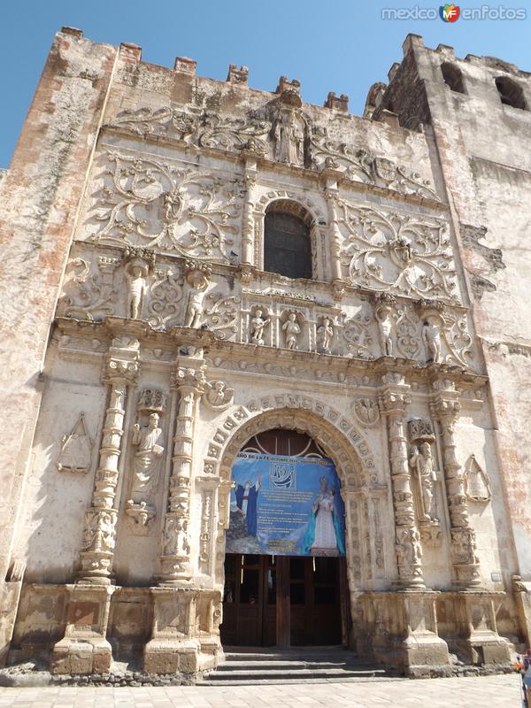 Fotos de Yuriria, Guanajuato: Portada plateresca del ex-convento del siglo XVI. Noviembre/2012