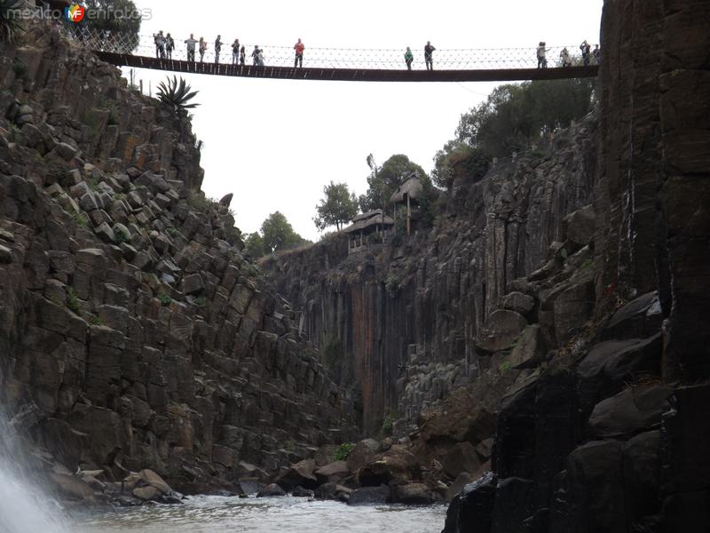 Fotos de Santa María Regla, Hidalgo: Desde el fondo de la cañada de los prismas basálticos. Noviembre/2012