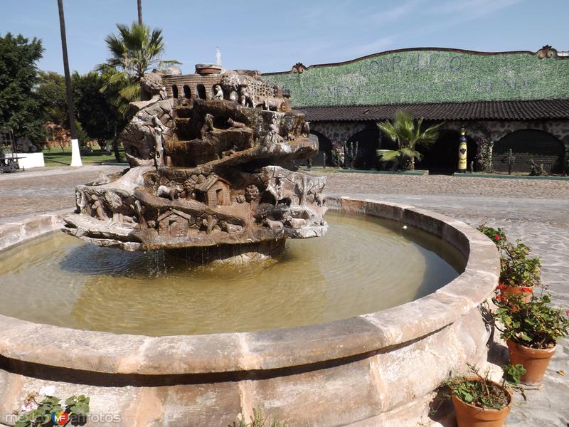 Fotos de Corralejo, Guanajuato: Fuente y explanada de la ex-hacienda Corralejo. Noviembre/2012