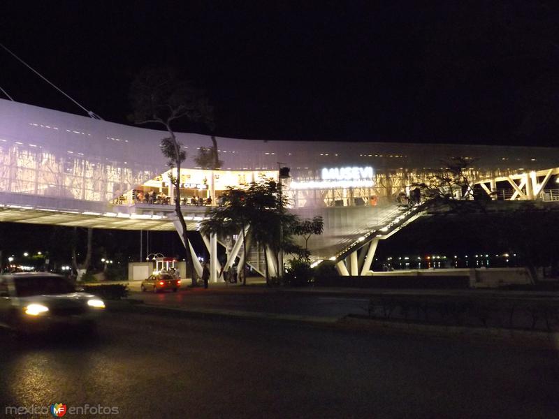 Fotos de Villahermosa, Tabasco: Nocturna del MUSEVI (Museo elevado de Villahermosa). Marzo/2013