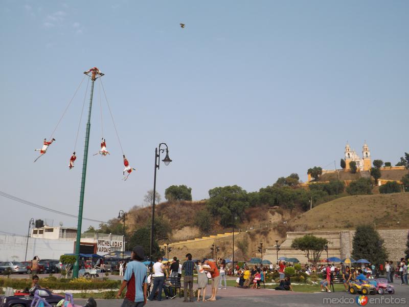 Fotos de Cholula, Puebla: Voladores de Papantla en la Pirámide de Cholula. Mayo/2013