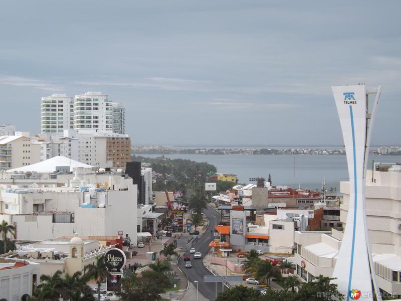 Fotos de Cancún, Quintana Roo: Blvd. Kukulcán a la altura de Cancún Center. Noviembre/2013