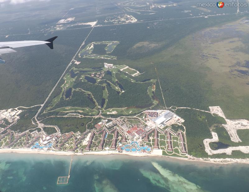 Fotos de Alfredo V. Bonfil, Quintana Roo: Vista aérea del Mar caribe y complejos hoteleros cerca de Alfredo V. Bonfil. Noviembre/2013