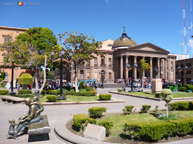 Fotos de San Luis Potosi, San Luis Potosi: Plaza del Carmen con el teatro de la Paz.