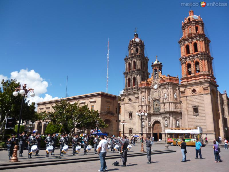 Fotos de San Luis Potosi, San Luis Potosi: Catedral y banda de guerra tocando en Plaza de Armas.